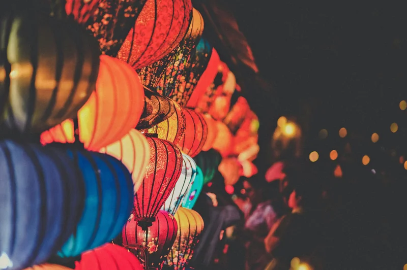 Bunte Lichter auf einem Open-Air-Festival