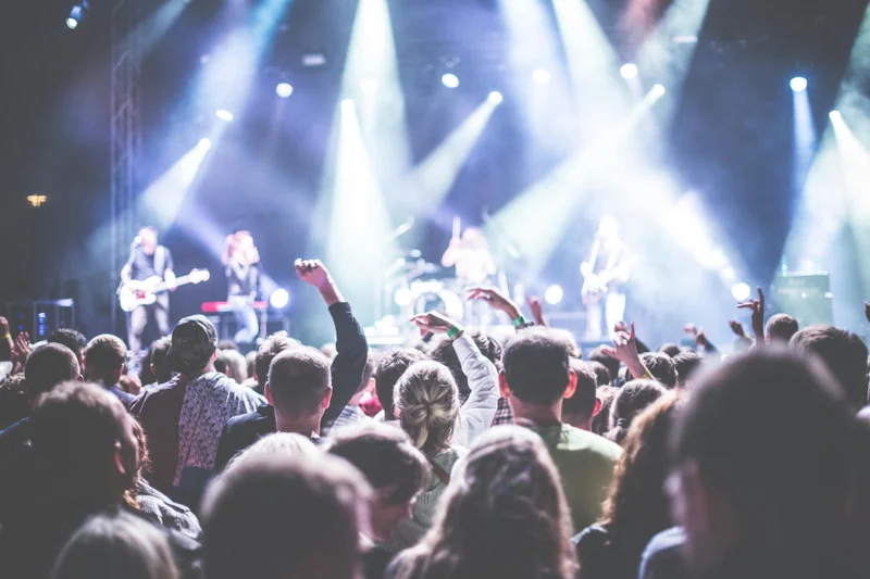 Familie genießt Musikfestival